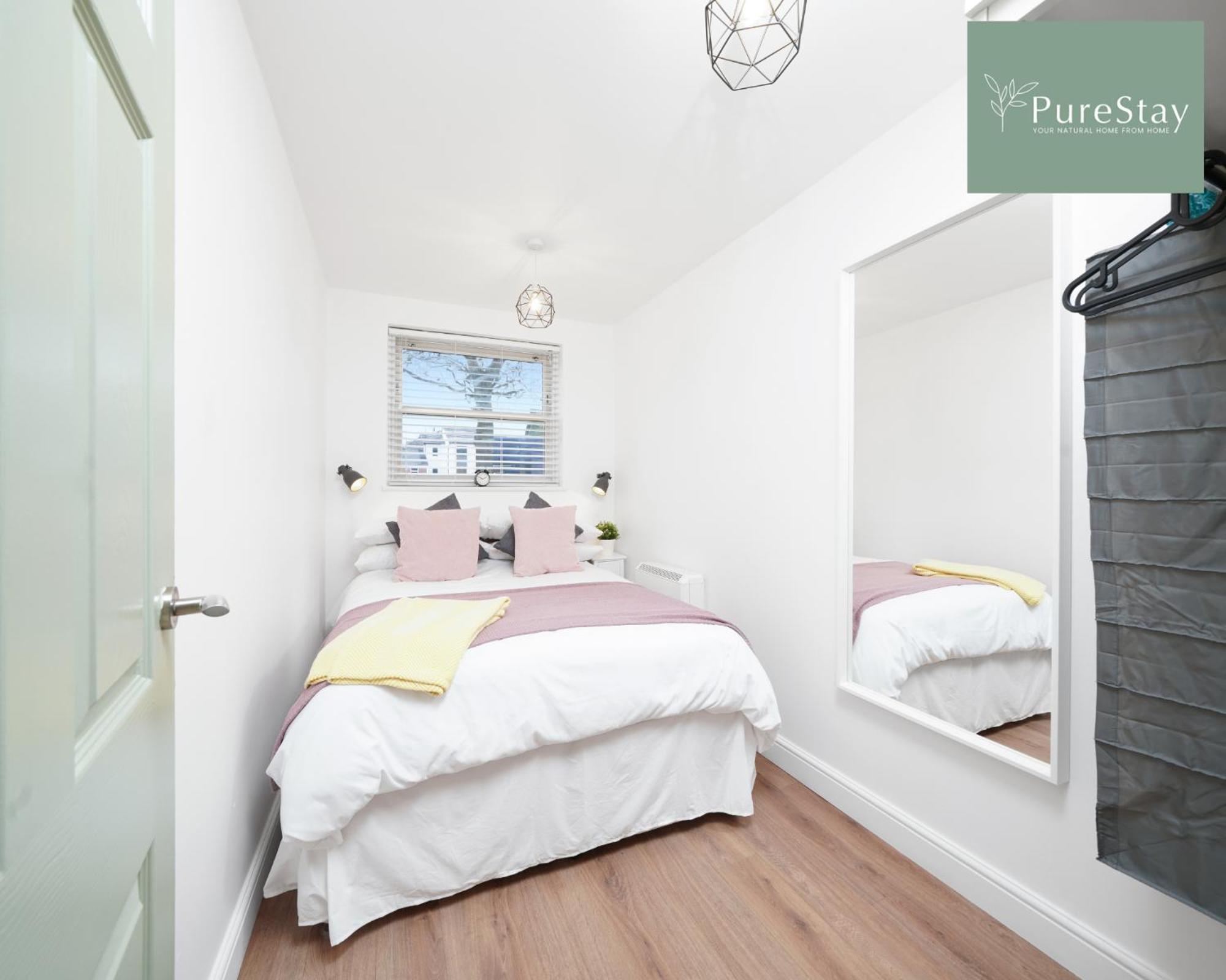PureStay Luxury: Two-Bed Leamington Apartment Exterior photo